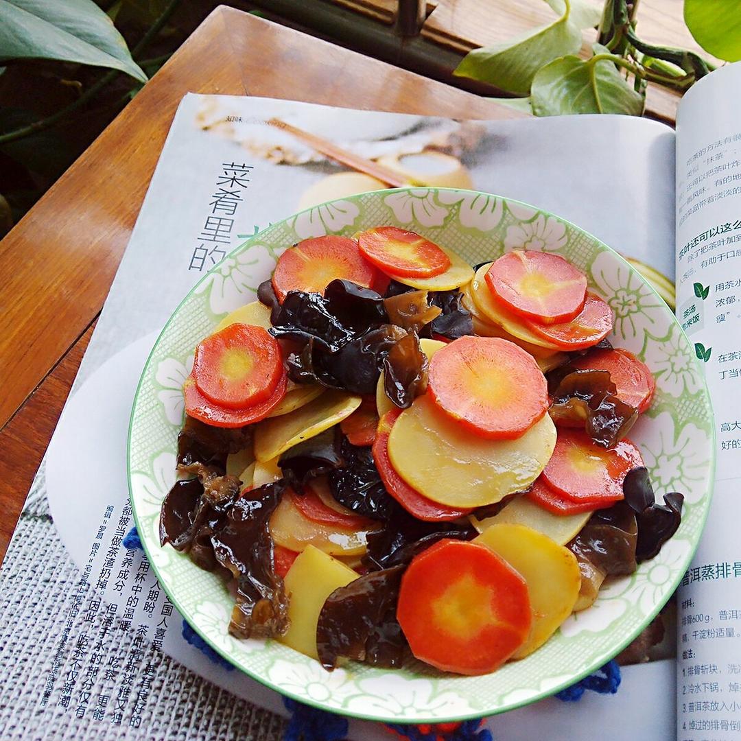 红黄黑（胡萝卜土豆黑木耳）的做法