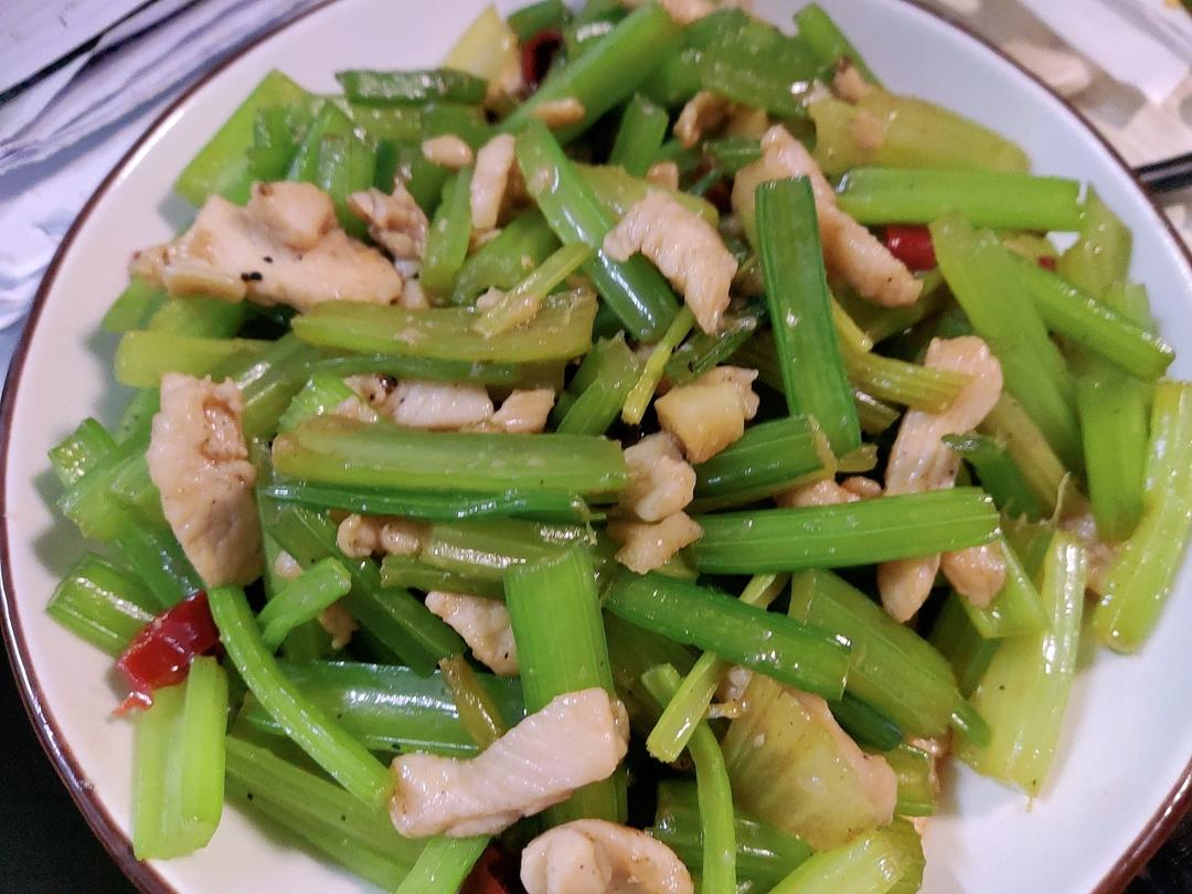 芹菜炒肉丝（超级嫩的鸡肉丝，好吃下饭）