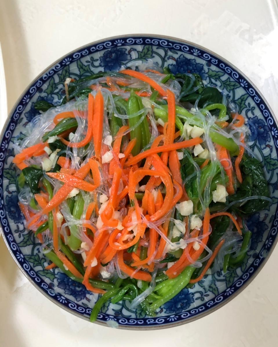 来一盘幸福——凉拌粉丝菠菜鸡蛋胡萝卜