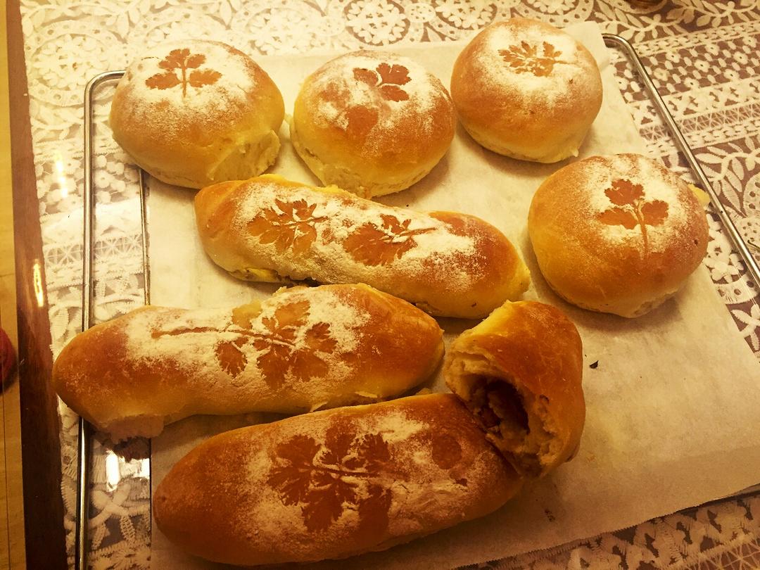 葡萄干核桃碎奶黄馅小面包