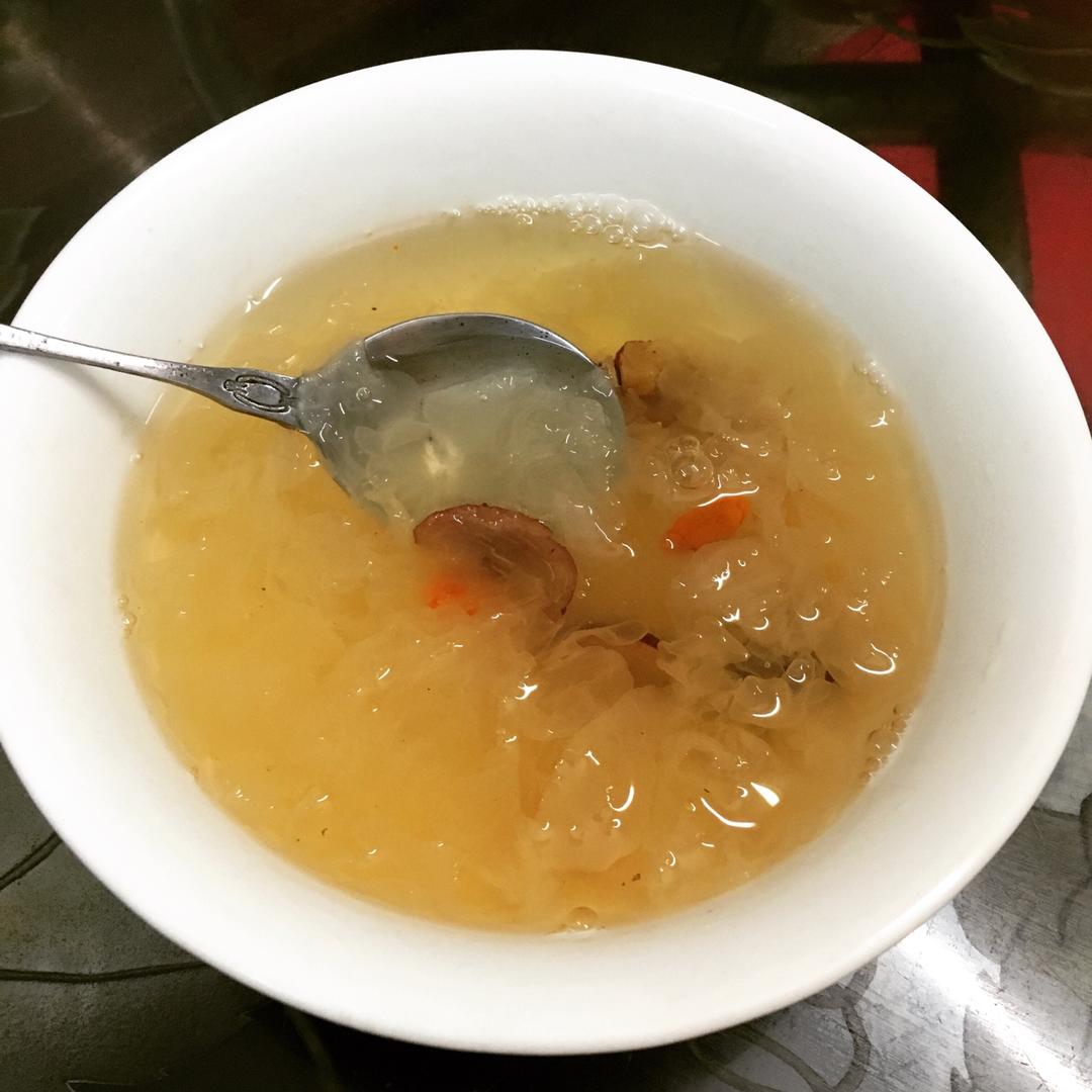 银耳红枣枸杞甜汤