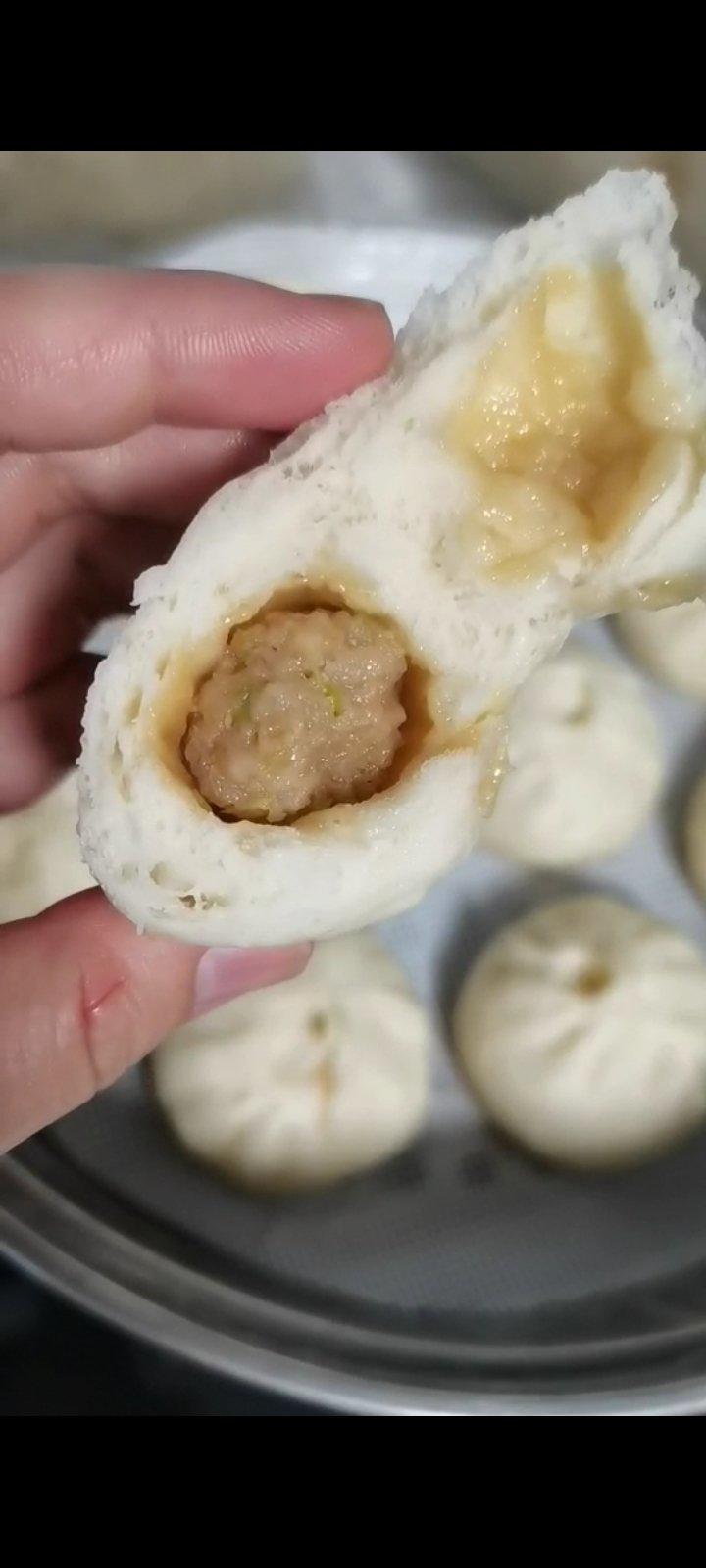 松软多汁的肉包子