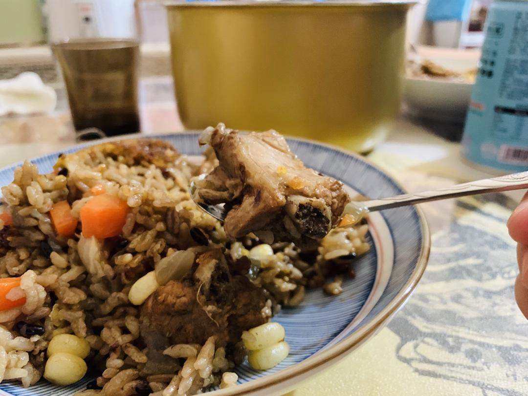 【排骨焖饭】