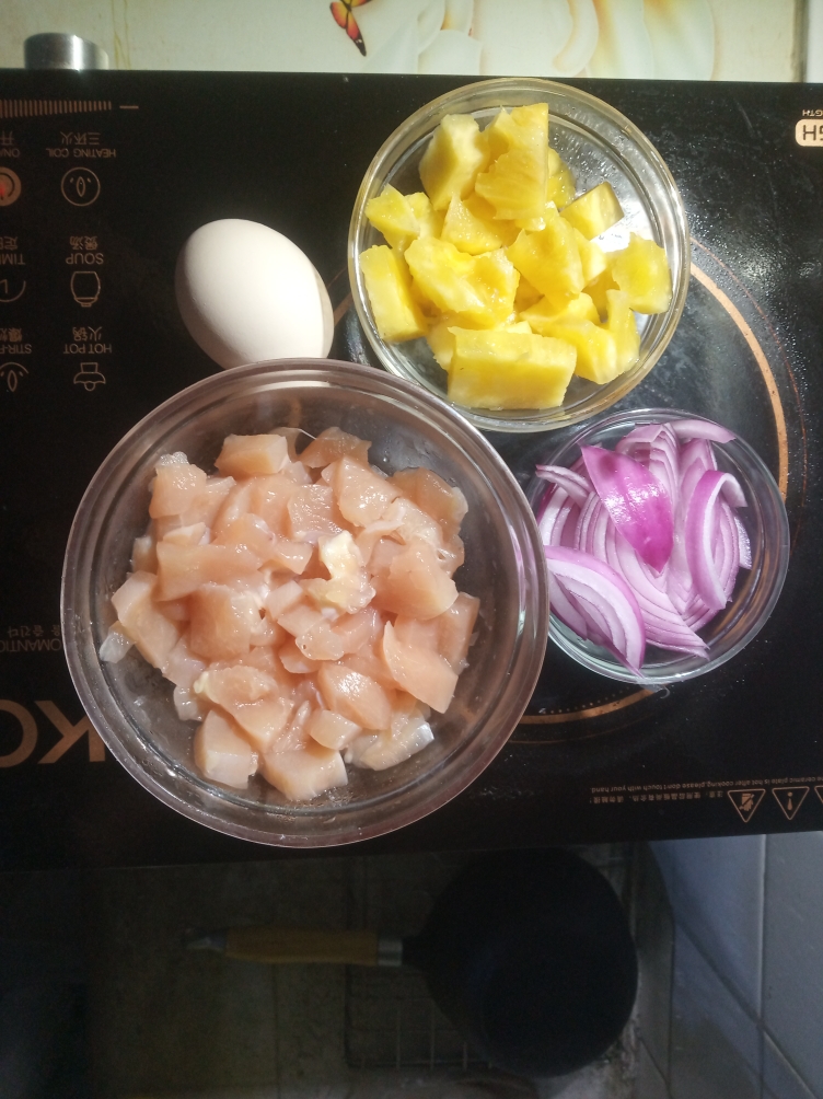 洋葱炒菠萝鸡的做法 步骤1