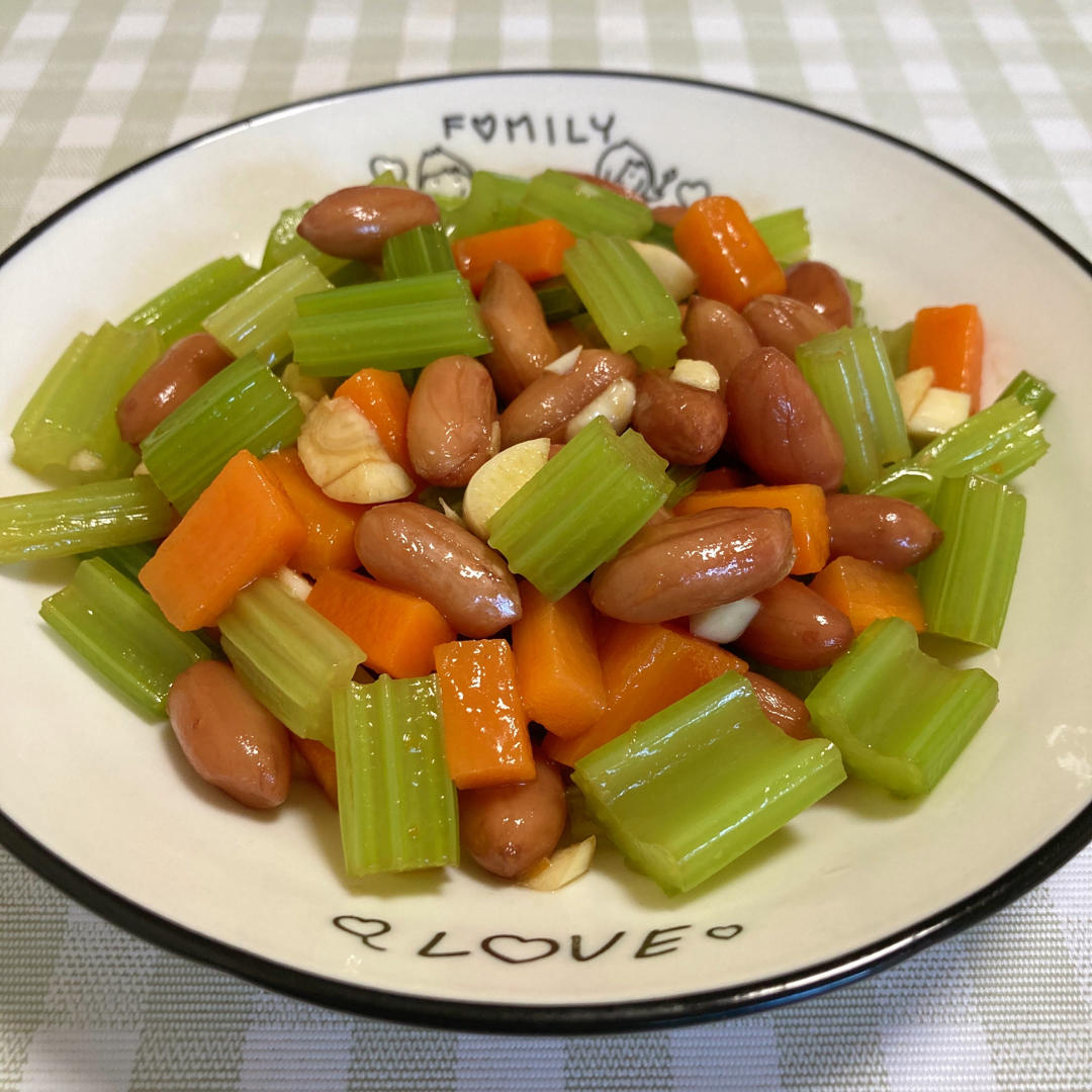 开心妈妈ld做的胡萝卜芹菜拌花生米