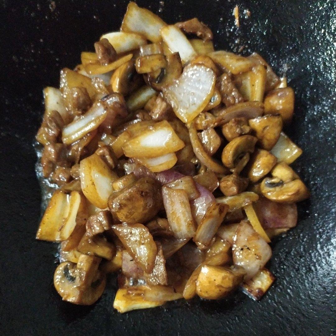 黑椒口蘑牛肉粒