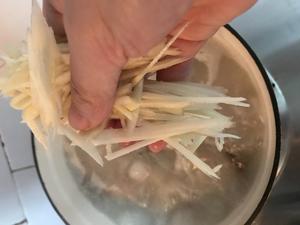 「半个钟快手汤」鱼头豆腐汤的做法 步骤6
