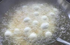 油炸五香卤水蛋的做法 步骤3