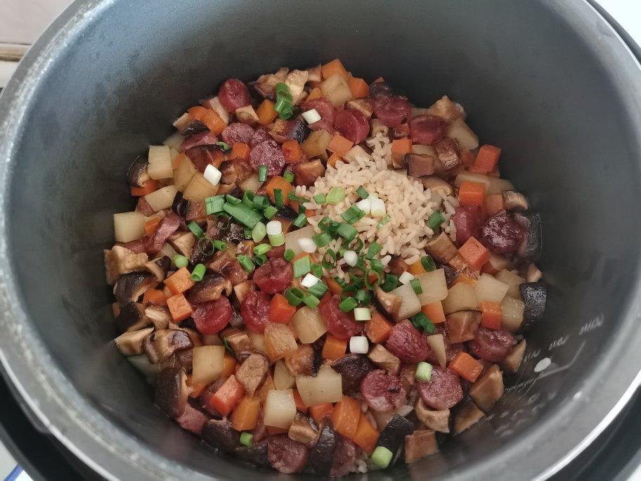 懒人必备～电饭煲腊肠焖饭