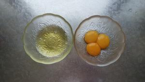 超简单的蛋黄溶豆的做法 步骤2