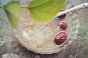 雪莲子薏仁红枣糖水的做法 步骤2