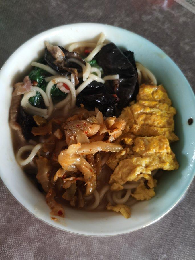 教你在家也可以做的榨菜肉丝面，香辣开胃，面条好吃到连汤都不剩