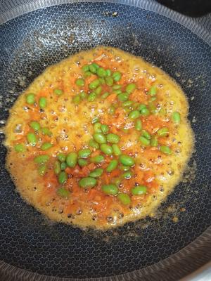 咸鸭蛋虾仁炒饭，高蛋白，粒粒香的做法 步骤3