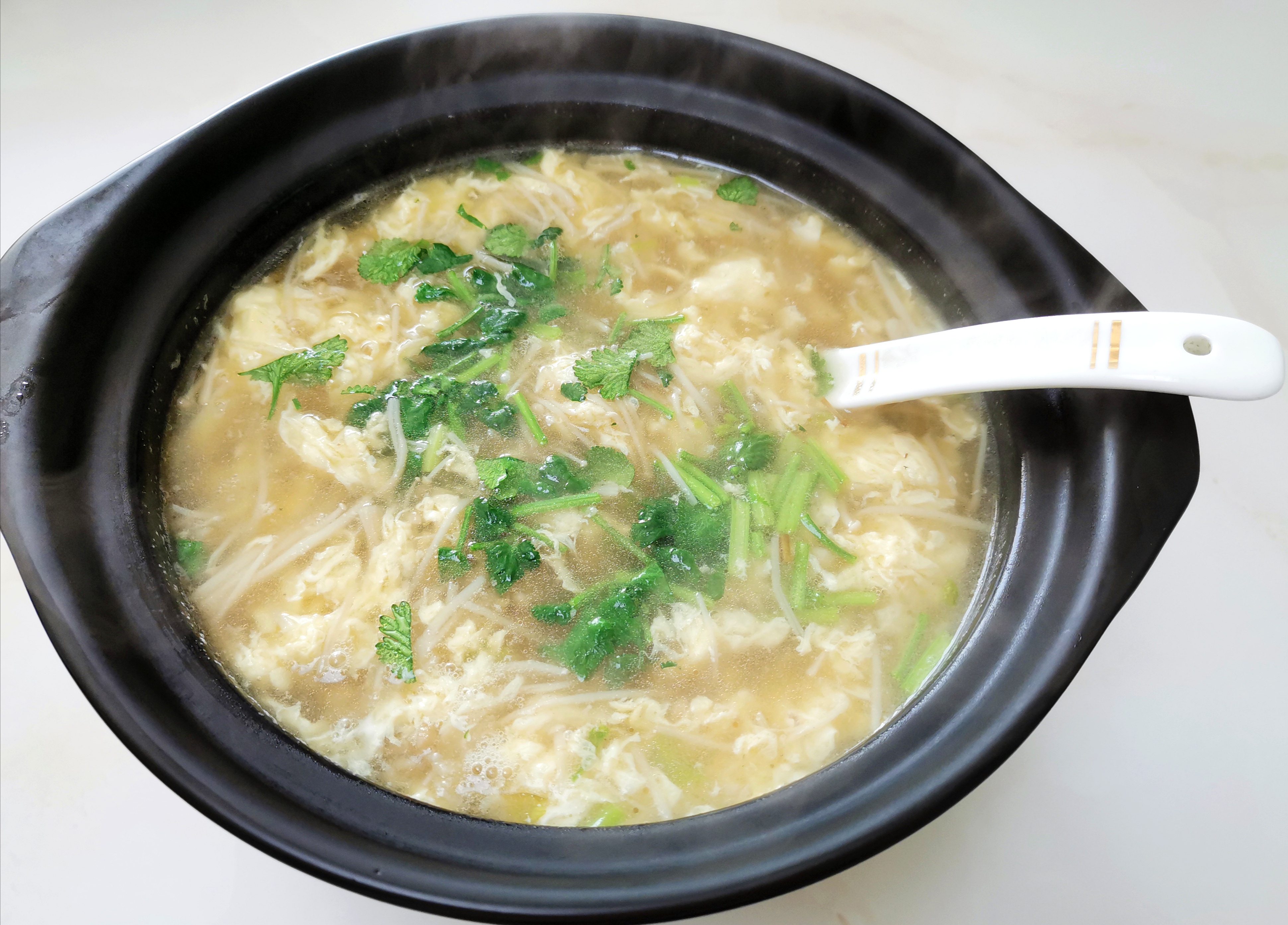 金针菇蛋汤，味道鲜美，可作为减肥餐