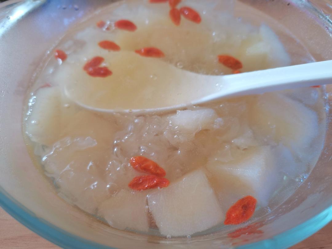 秋季润肺止咳的美食，银耳雪梨汤，软糯易出胶