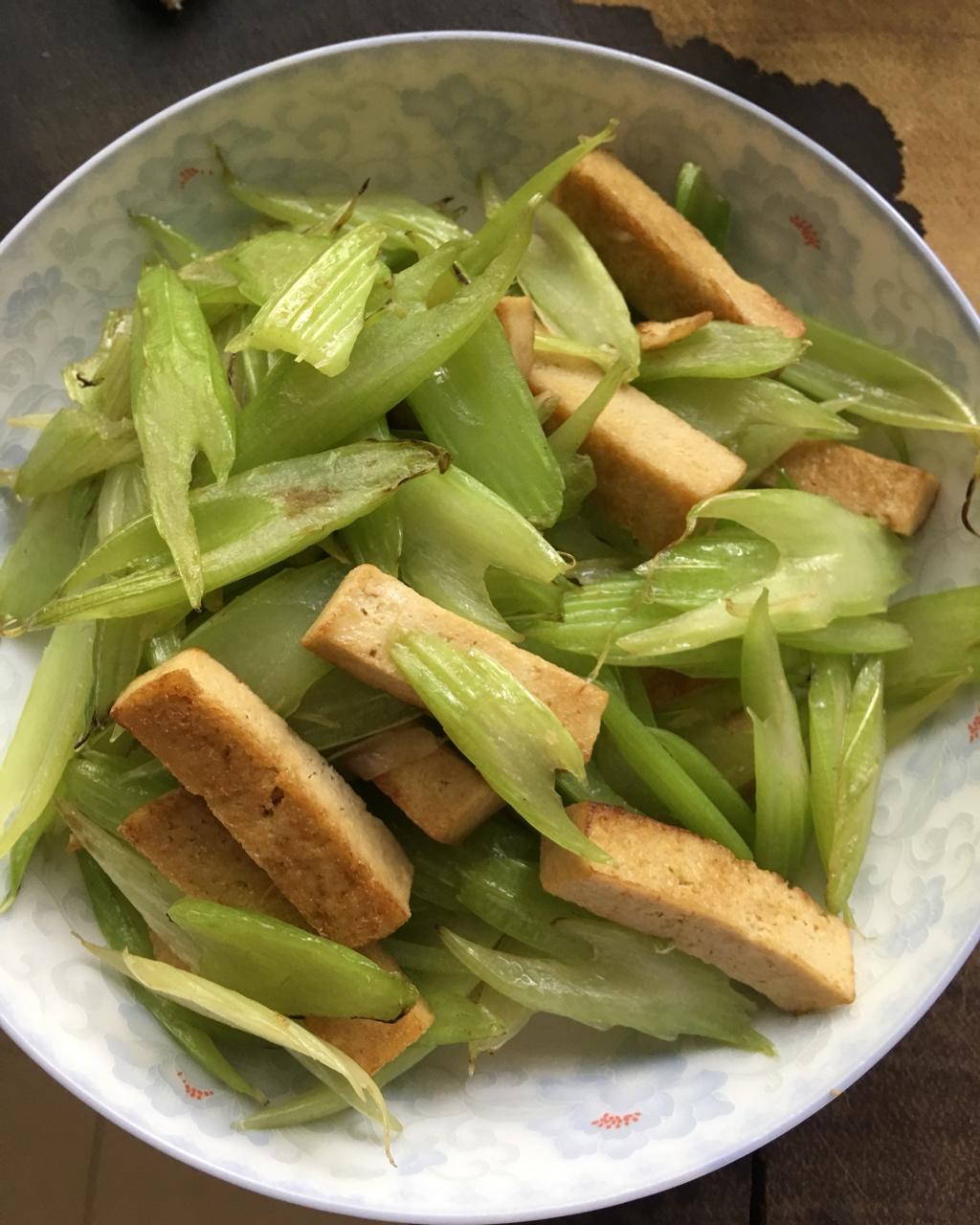 素菜：芹菜炒豆腐干