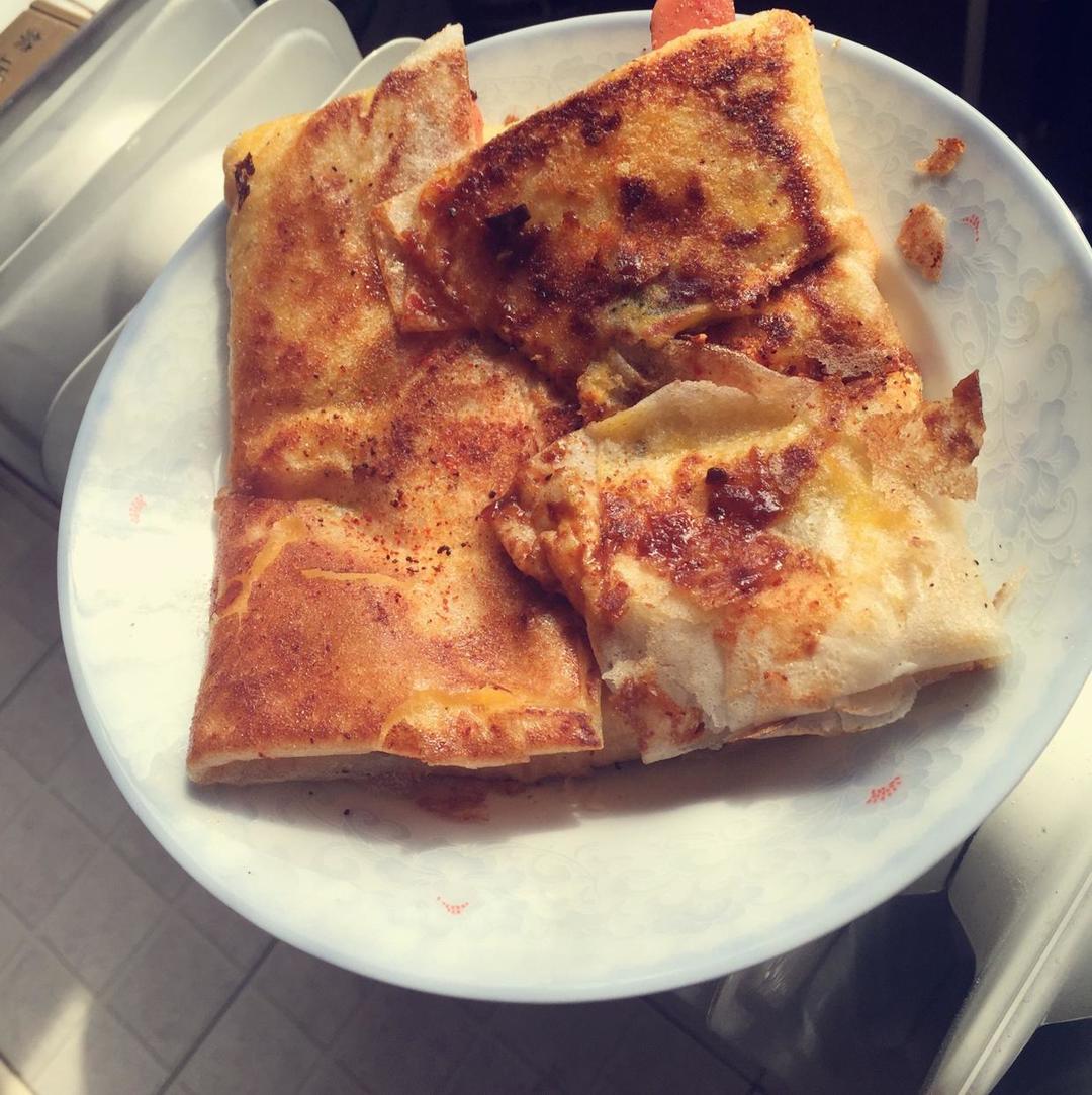 简单易做山东大煎饼做的早餐～酥脆的