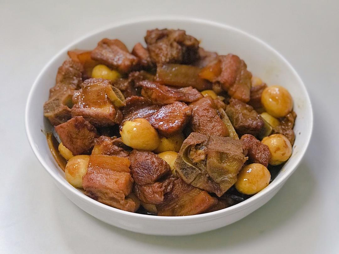 炖五花肉排骨鹌鹑蛋