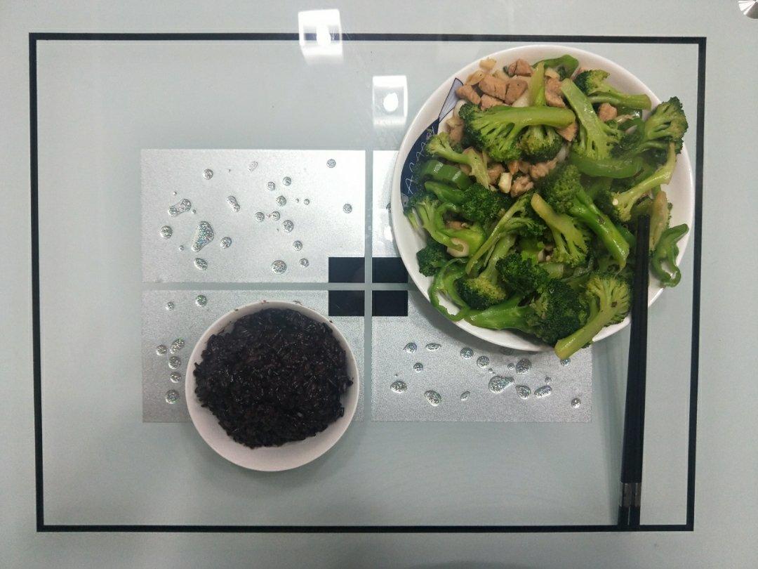 鸡胸肉炒西兰花