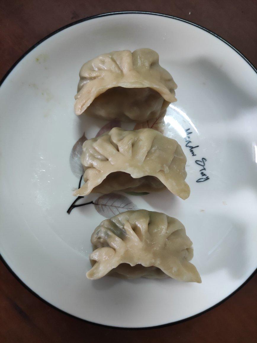 韭菜猪肉饺子(附擀皮和最简单的饺子包法)