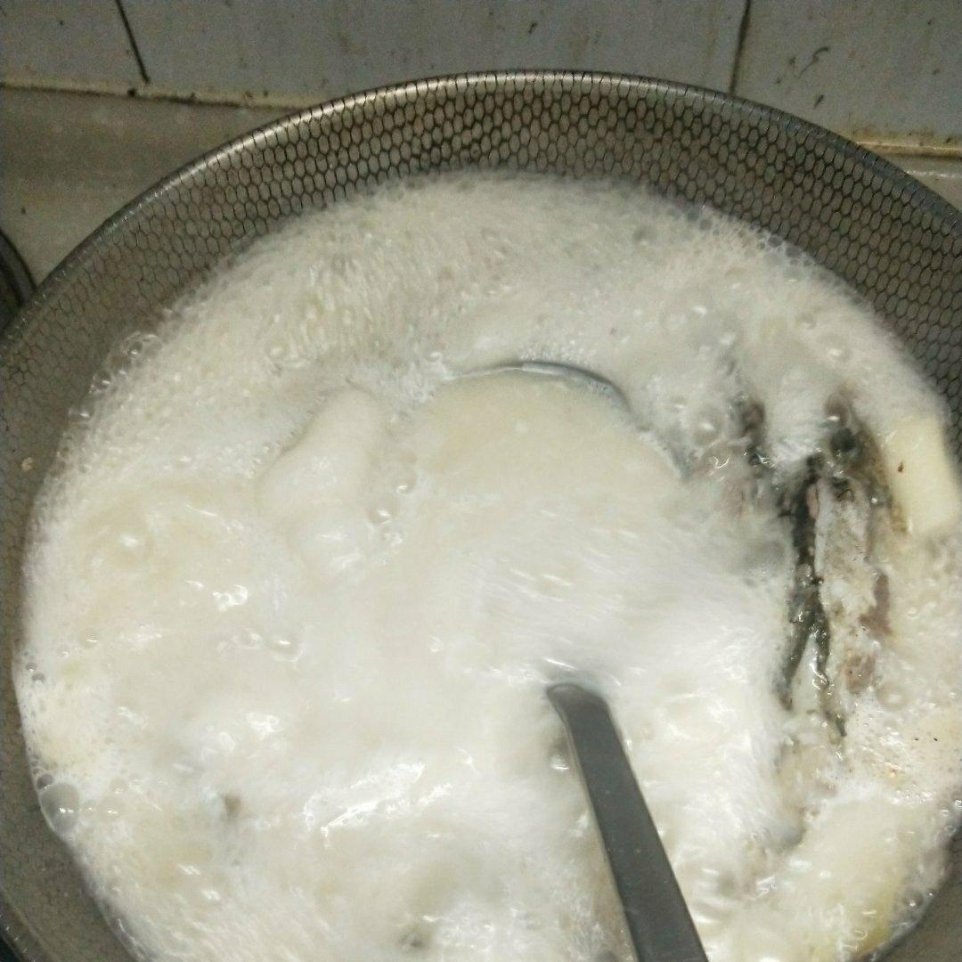 清炖鲫鱼汤 三个关键步骤让你轻松炖出汤浓味鲜色白似奶的鲫鱼汤