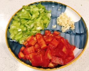 超下饭的贵州西红柿青椒肉沫炒玉米的做法 步骤2