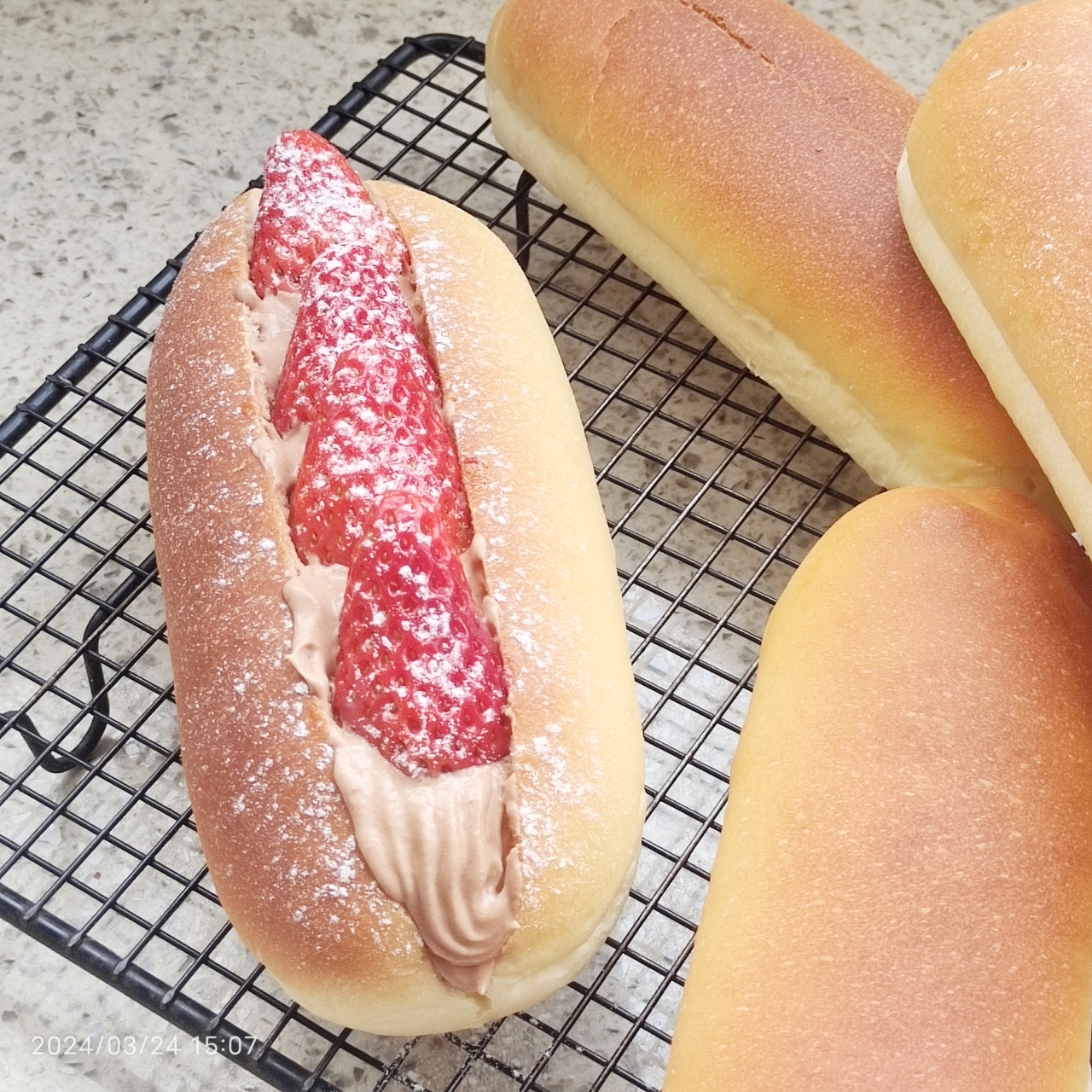什么？在家也能做出和奈雪同款的草莓魔法棒面包！？