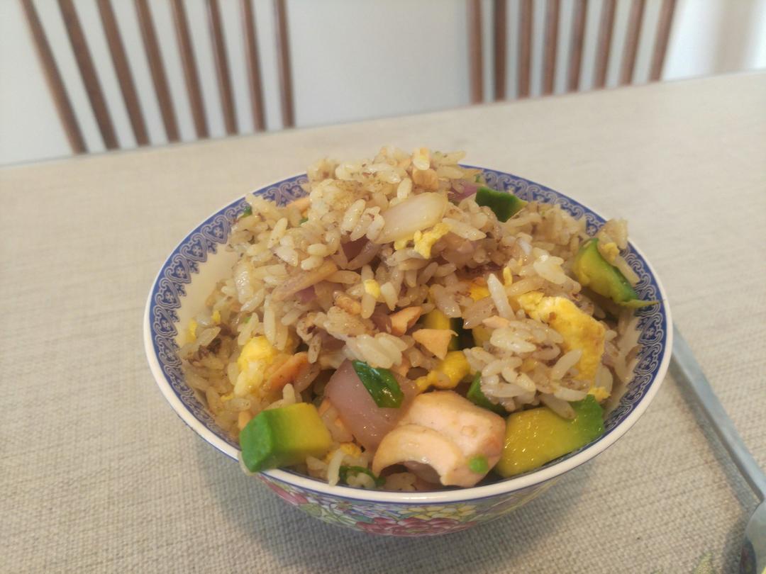 蒜香黄油三文鱼炒饭