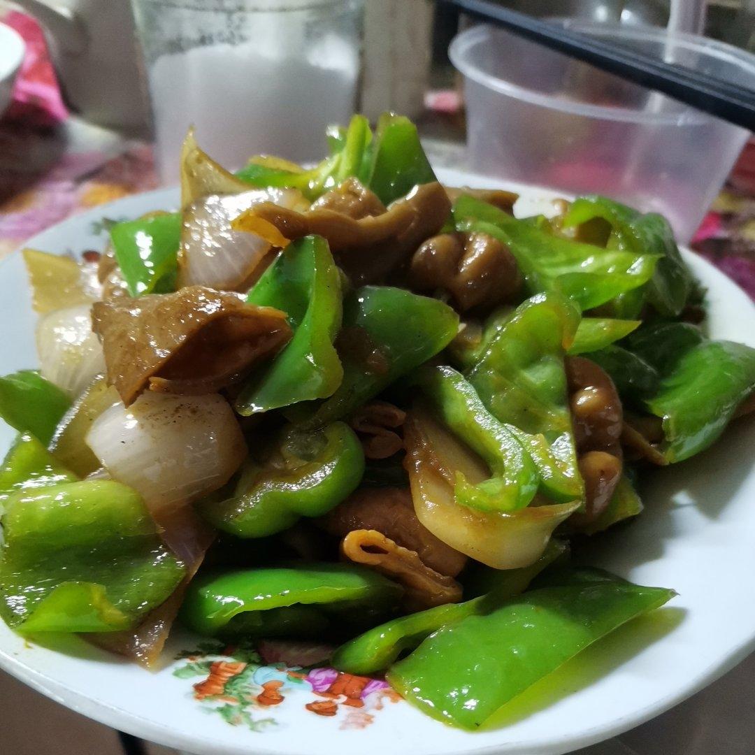 家常青椒炒肥肠