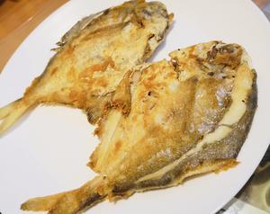 煎银鲳鱼的做法 步骤1