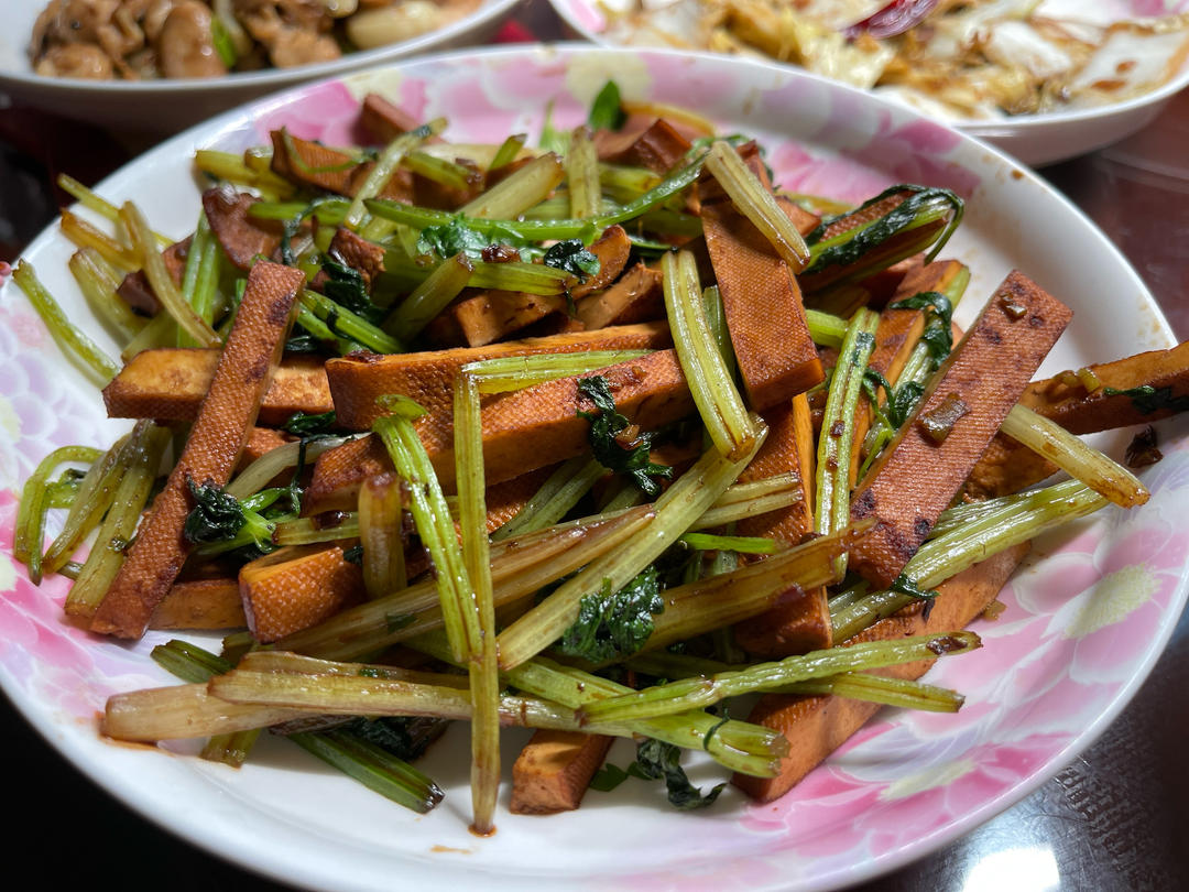 午餐晚餐简单快手下饭菜芹菜炒香干