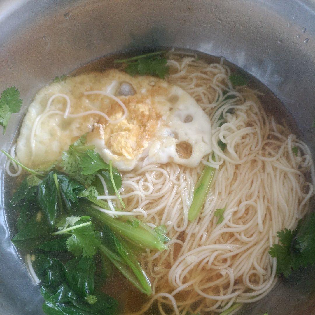 卡妈私房菜~青菜鸡蛋面（汤面）