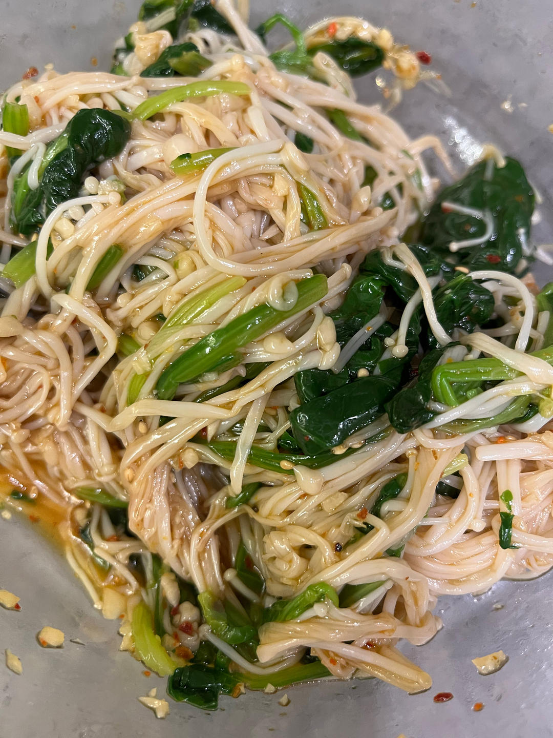 解馋减脂餐！酸辣开胃又下饭的菠菜拌金针菇