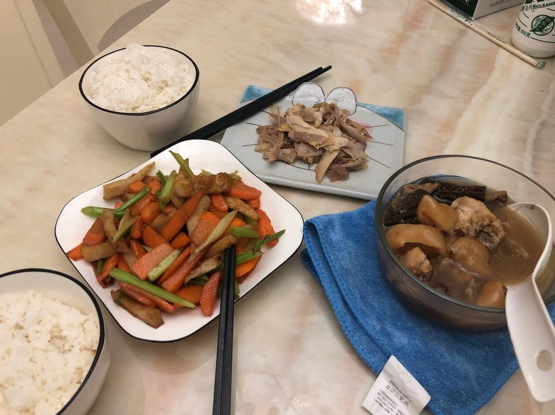 花胶羊肚菌煲鸡汤