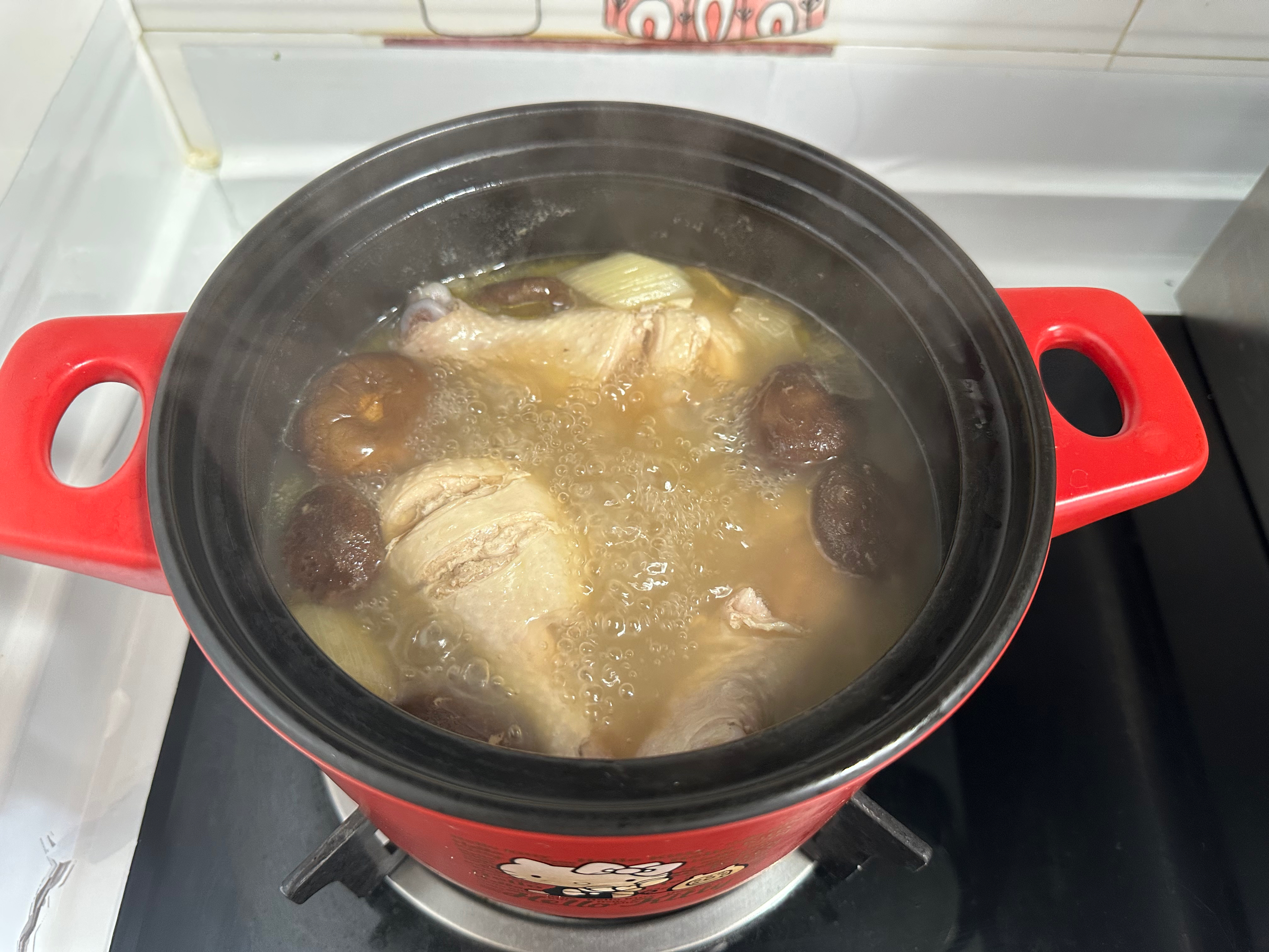 阿胶鸡腿菌菇汤的做法 步骤7