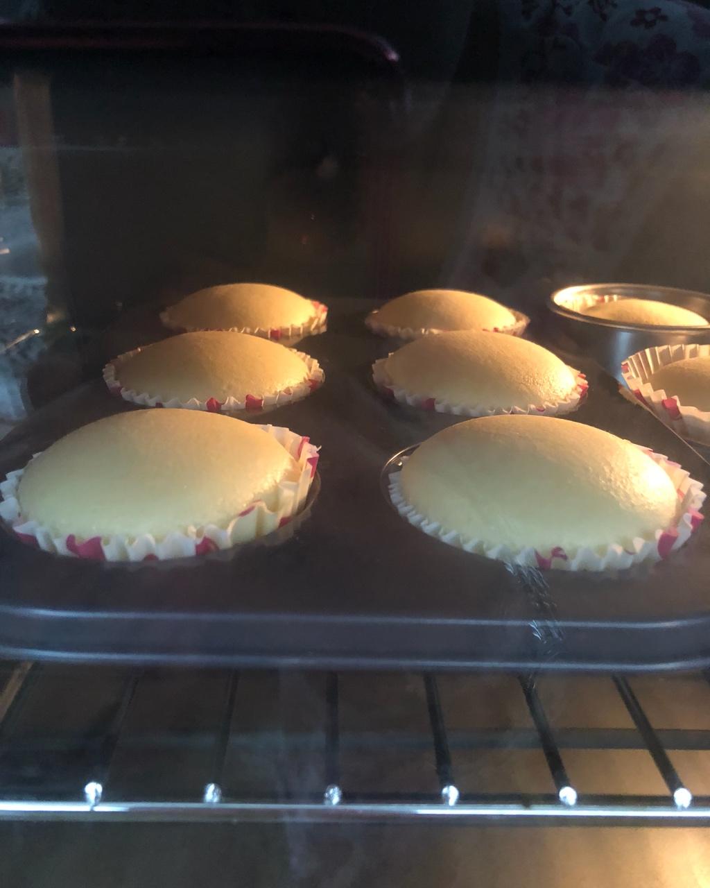 不皱不裂圆润饱满原味戚风纸杯蛋糕