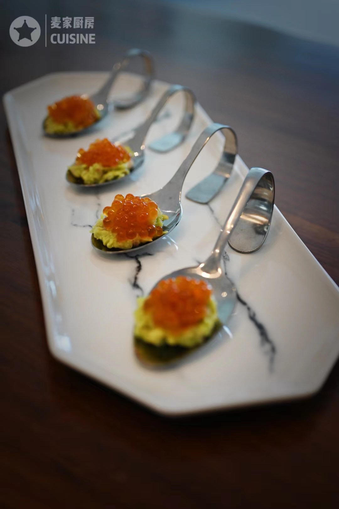 牛油果洋葱酱佐三文鱼籽