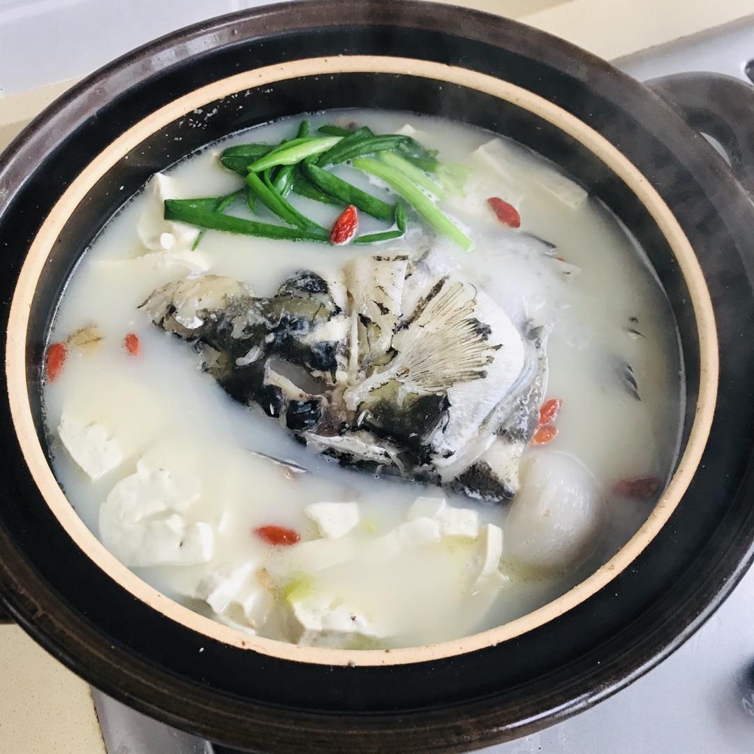 呼噜噜王国做的鱼头豆腐汤