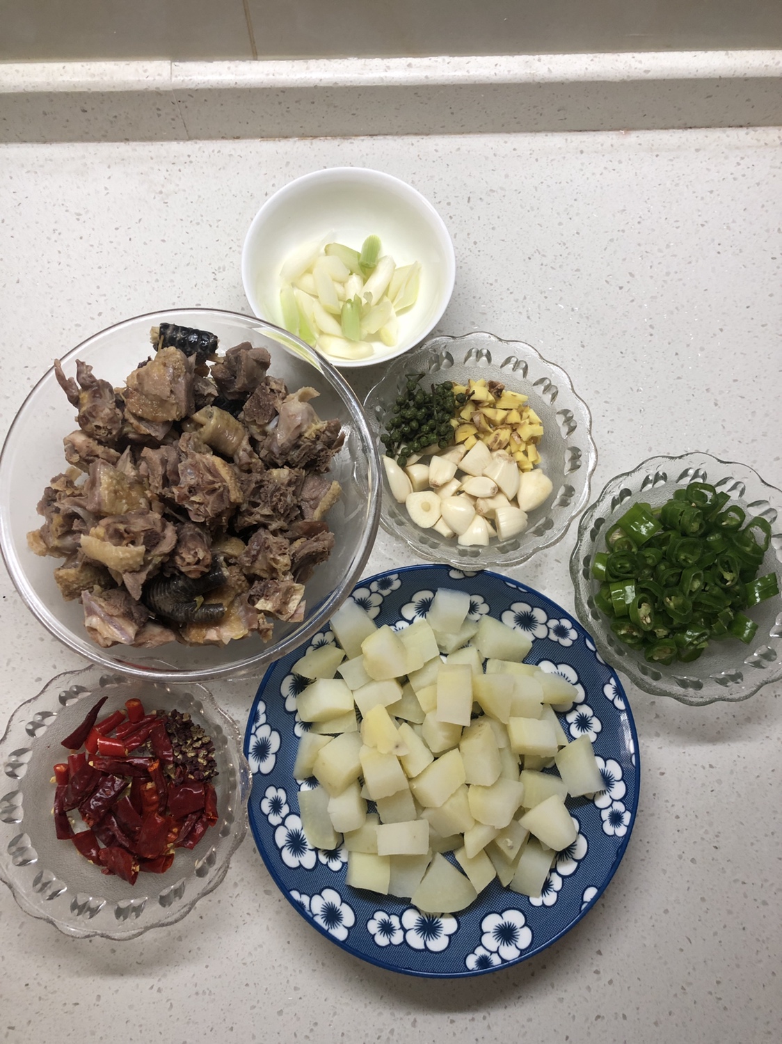 干锅土豆鸡的做法 步骤3
