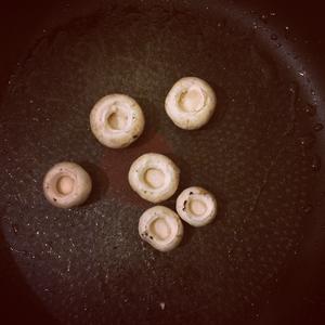 香煎小蘑菇的做法 步骤4