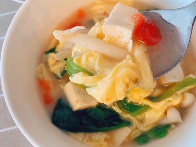 无油减脂蔬菜汤(西红柿鸡蛋菠菜豆腐白玉菇)的做法