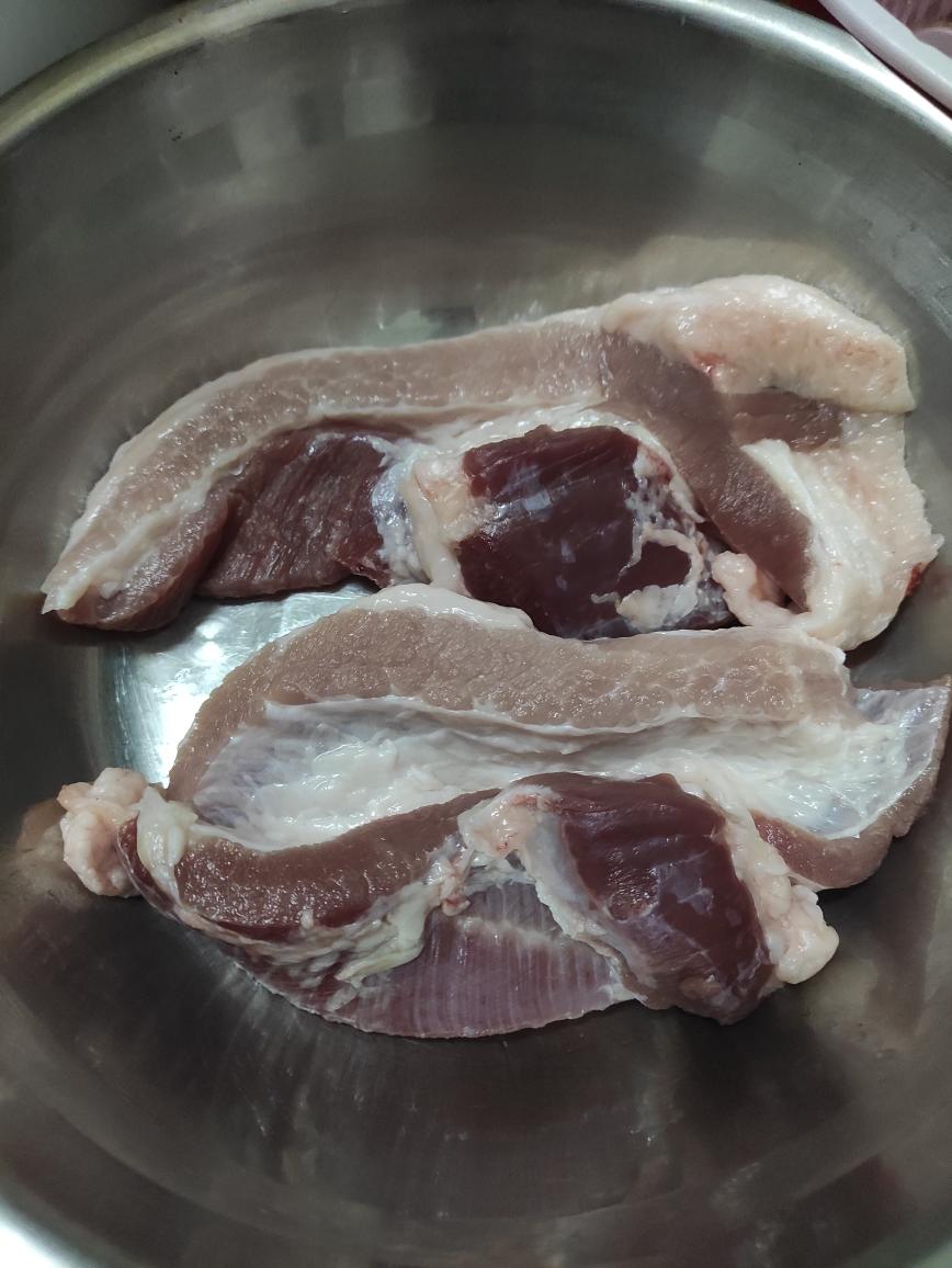 五花肉洗干净,其实用莺歌嘴也可以,晾干懒人版秘制叉烧的做法白糖4勺