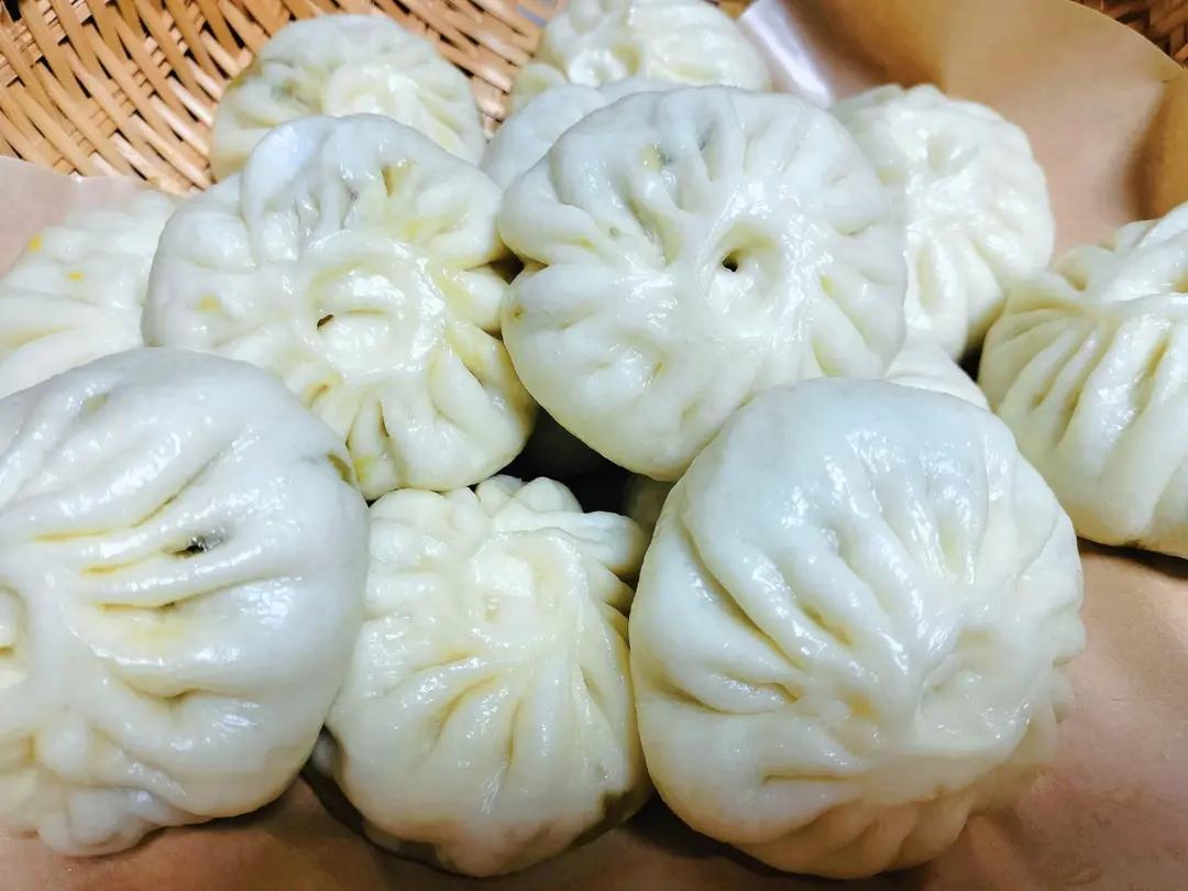 松软的素馅包子