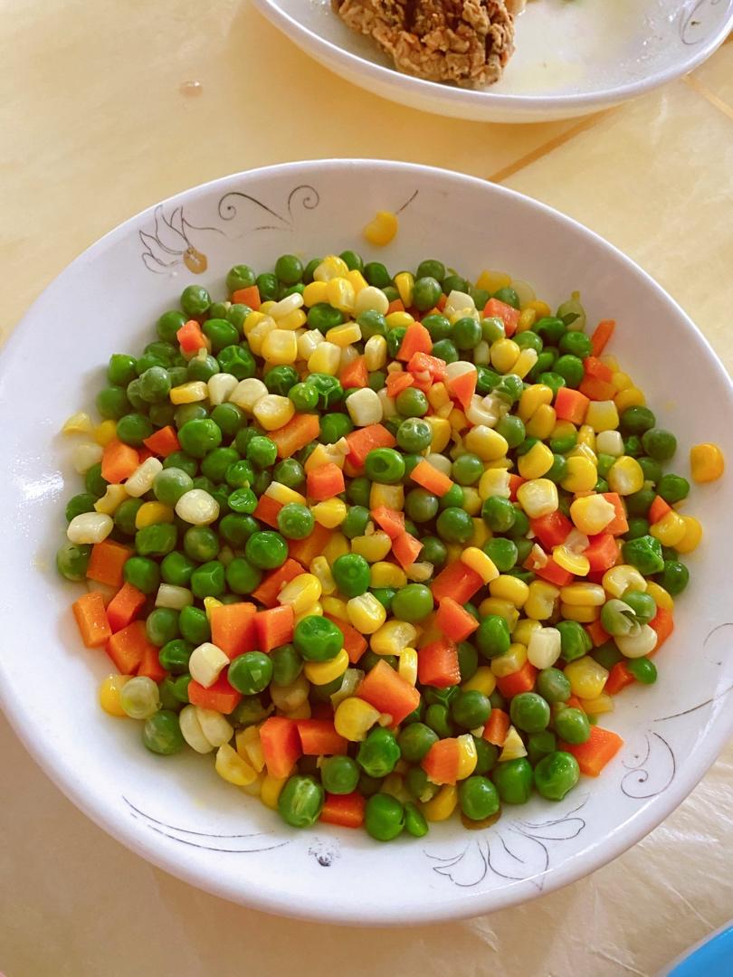 炒四丁（肉丁、豌豆、胡萝卜丁、玉米粒）