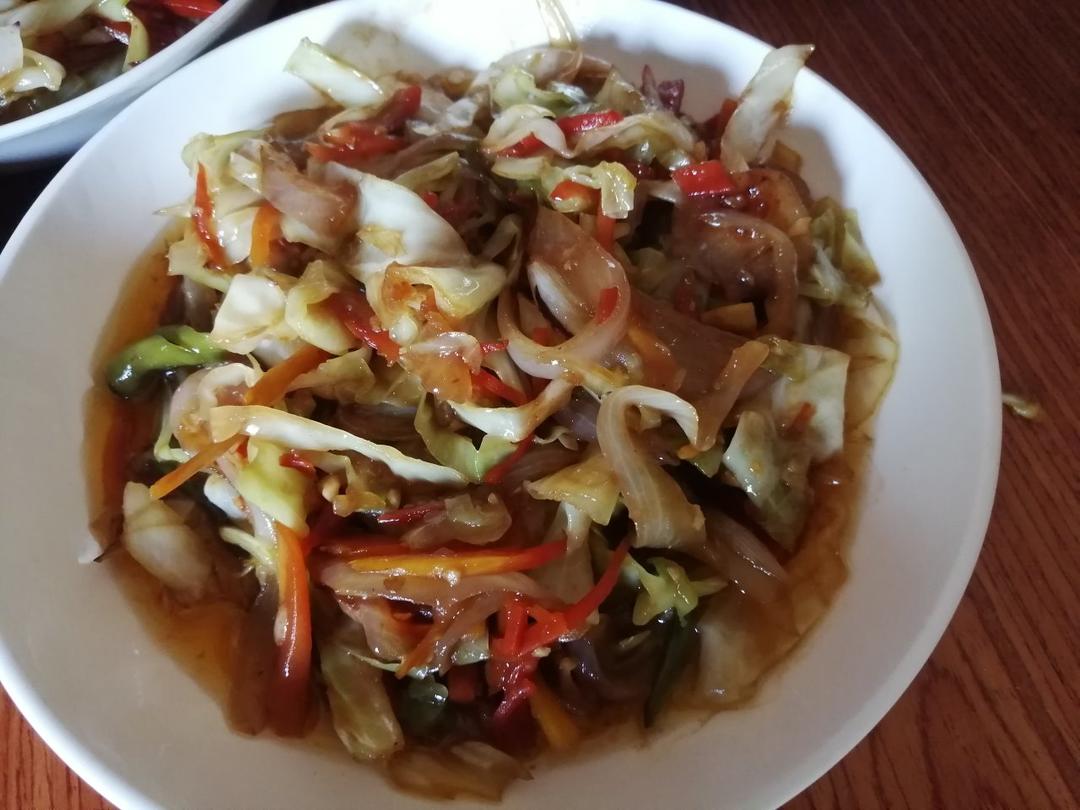 〈健康·美味〉营养丰富炒合菜～圆白菜胡萝卜鸡蛋粉丝大集合