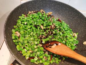 米饭杀手:榄菜肉末炒豆角的做法 步骤7