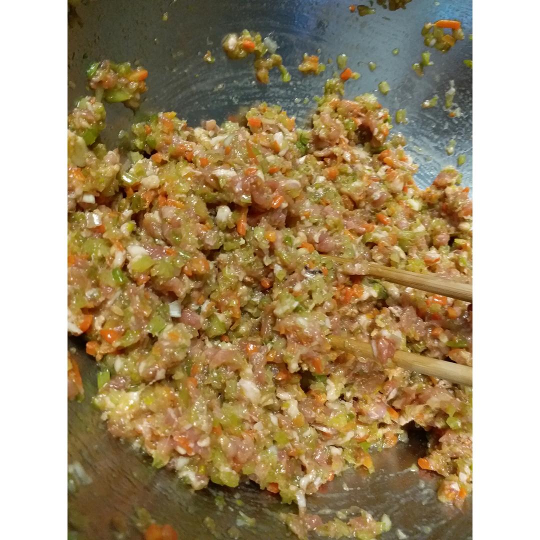 芹菜胡萝卜猪肉水饺