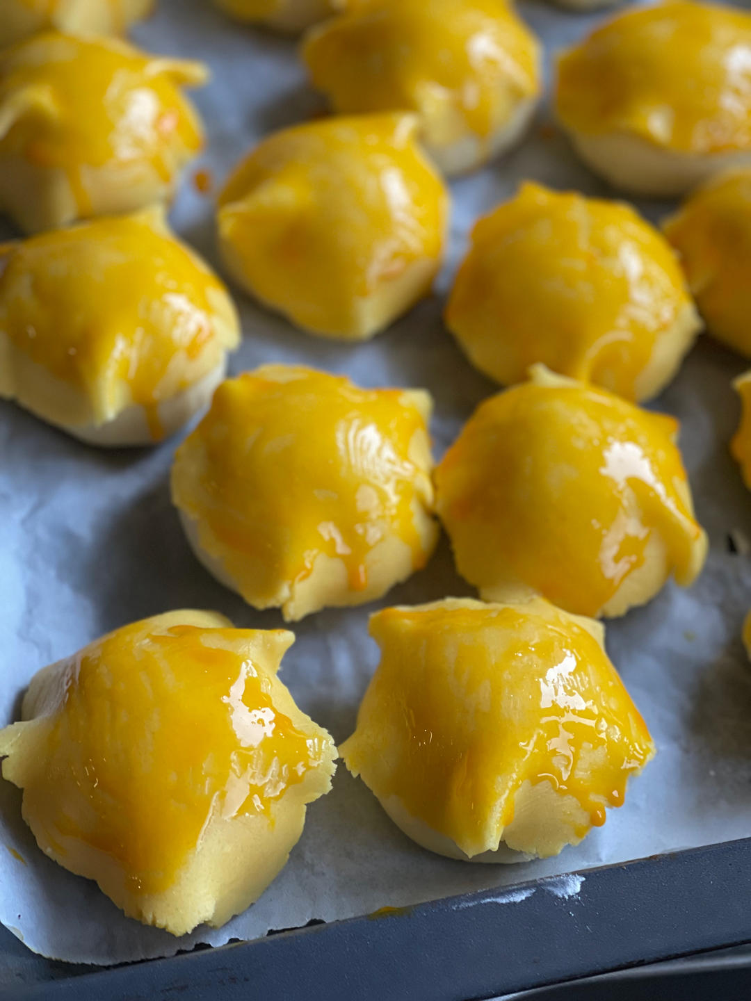 做100款面包の12：在家开茶餐厅!港式菠萝包 –不划格子自然裂开的香酥脆皮！菠萝油/酥皮包