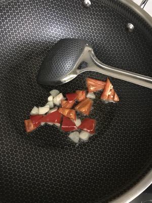 『排毒养颜』黄瓜木耳香菇红椒炒海米吹鱼的做法 步骤2