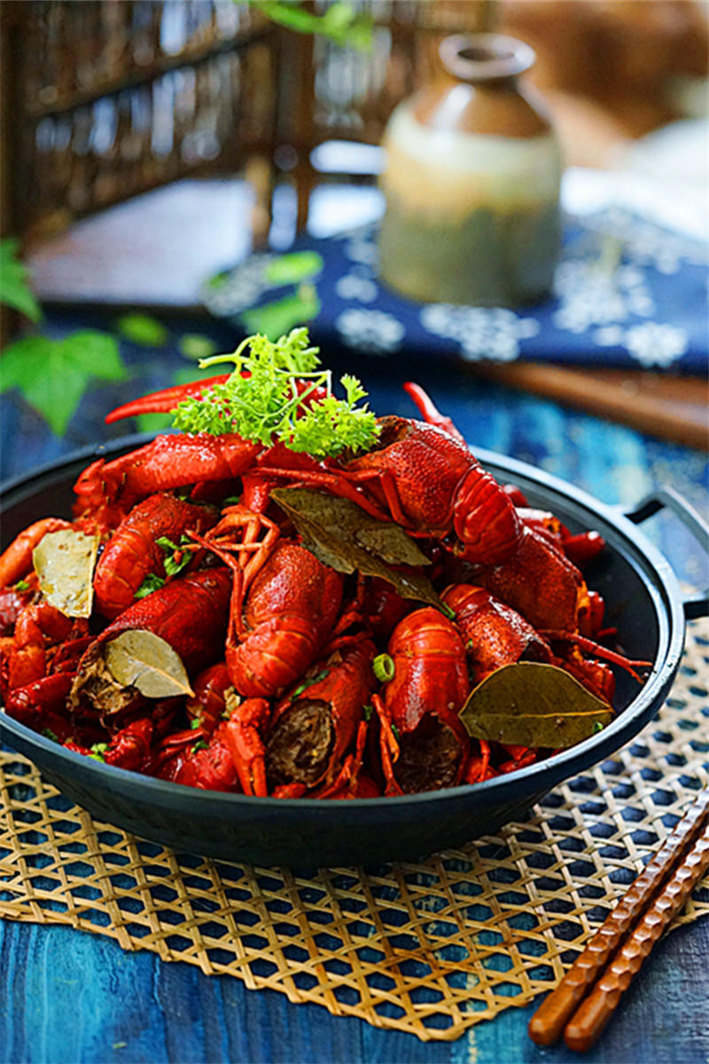 制成品赏析摆盘和亲人加上葡萄酒轻快小酌一杯享有美味可口的小龙虾吧